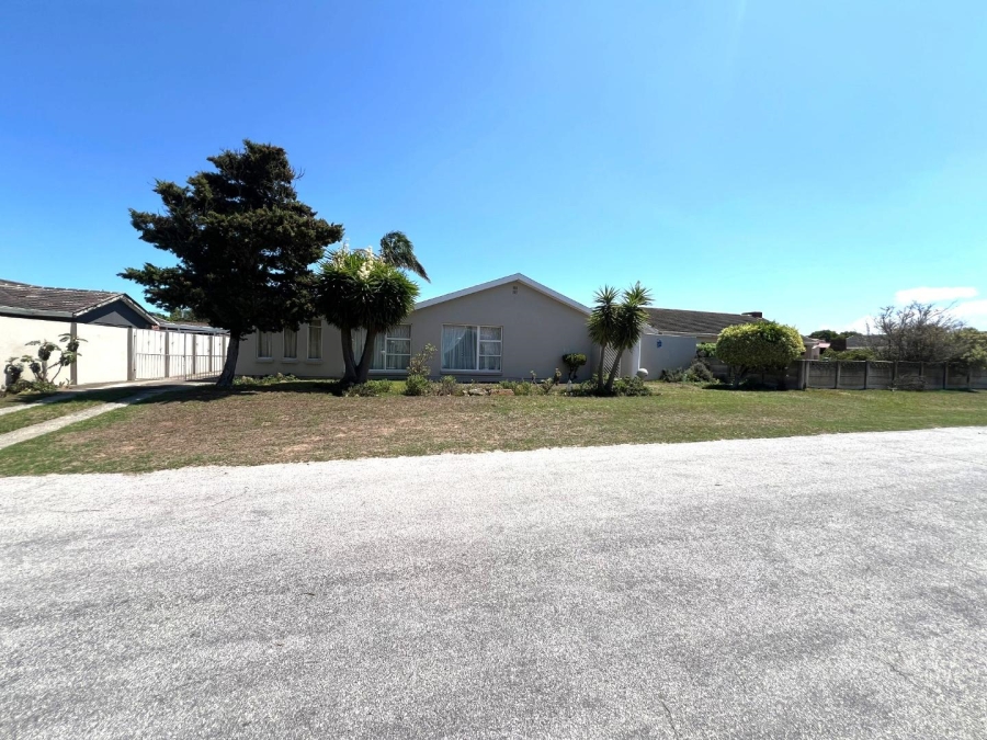 To Let 4 Bedroom Property for Rent in Rowallan Park Eastern Cape